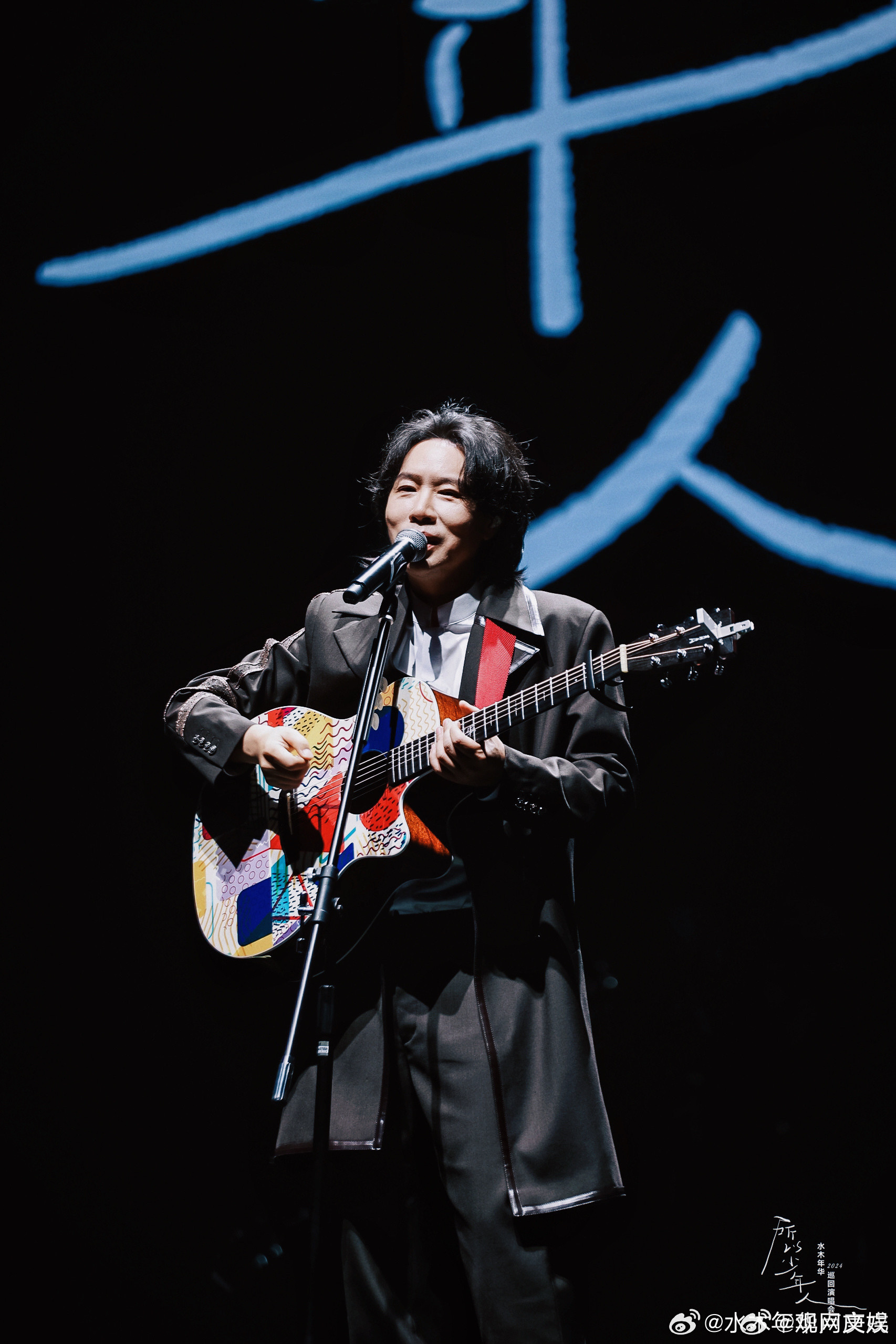 【水木年华卢庚戌让侵权者补版权费】近日，单依纯强行侵权演唱李荣浩歌曲《李白》一事