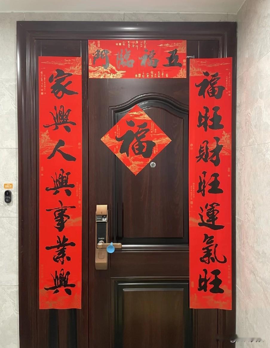 今年腊月二十九过年，贴春联一定要注意，千万别贴错了，影响一整年的好运势今年腊月