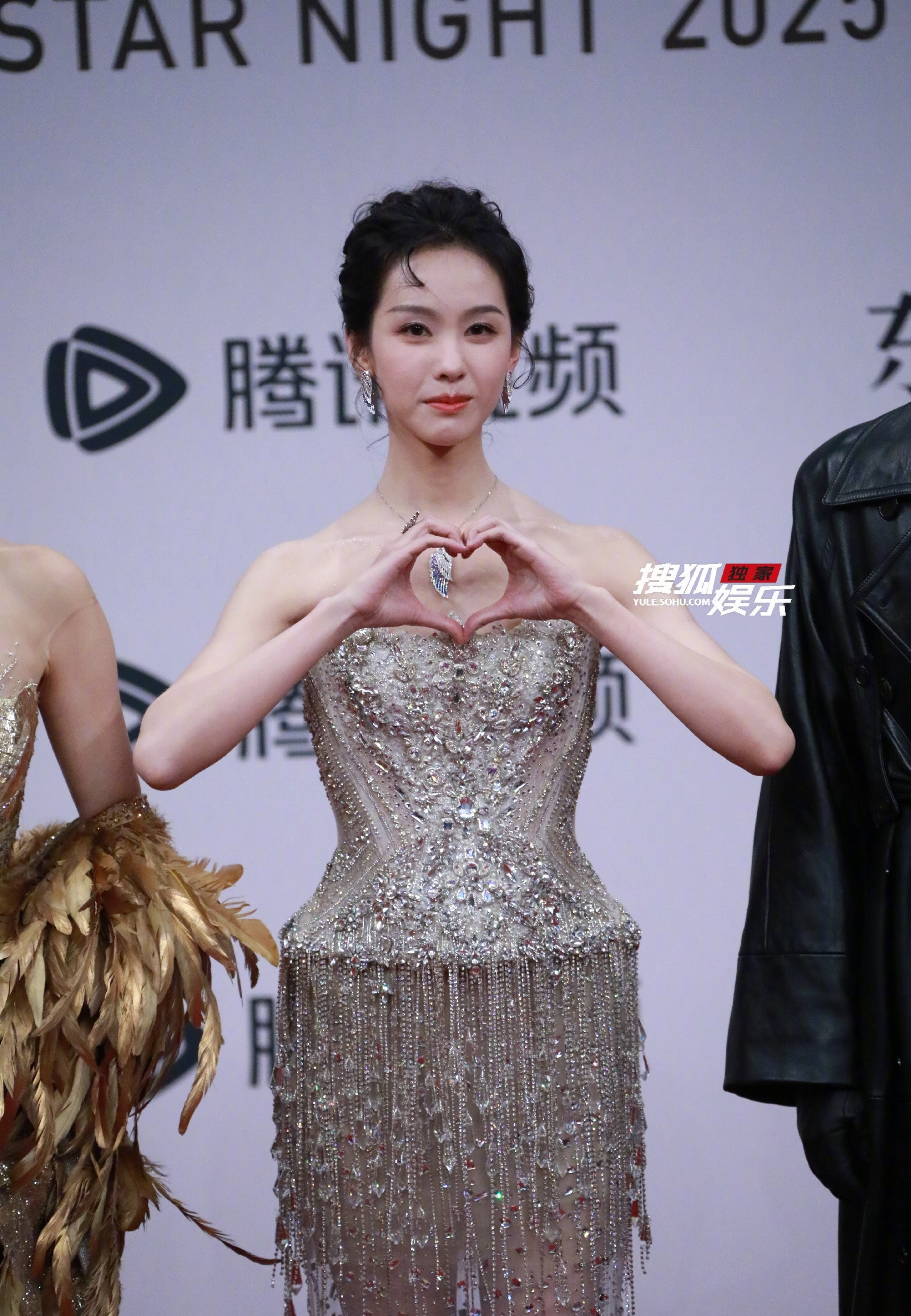 陈都灵这次星光大赏红毯造型有点不好看，裙子有点尬，额头那一撮头发真是多余