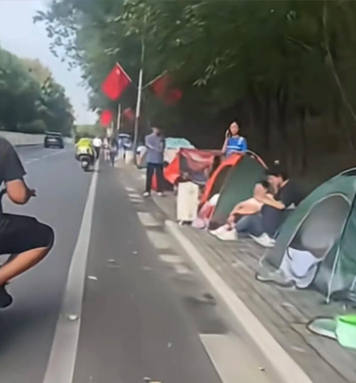 .今年国庆旅游这股“帐篷反杀涨价潮”的戏码，看得人那叫一个解气！景区想着趁