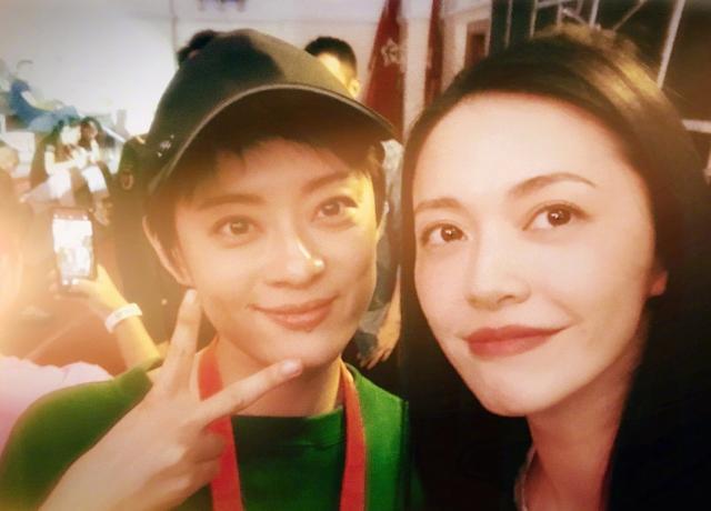 和女星合影的姚晨，她没被秒杀靠的是气场，大女人的她气场全开。