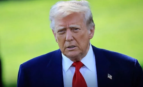 特朗普“九三阅兵”是必须欣然出现在天安门城楼上，这是中国给他的台阶，也是他最后