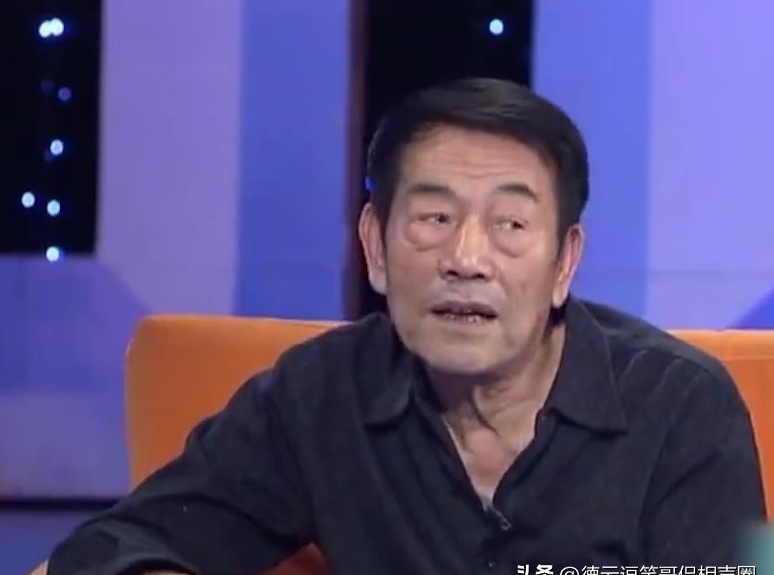 杨少华老爷子，在相声圈里拜的“师父”，可能比他儿子杨威认识的“师叔”都多。别搞