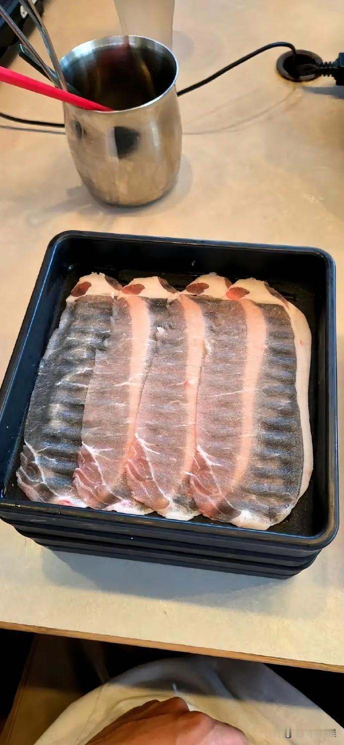 不知道大家有没有这种感受，出去吃自助，最膈应的不是菜不好吃，是商家把抠门俩字直接