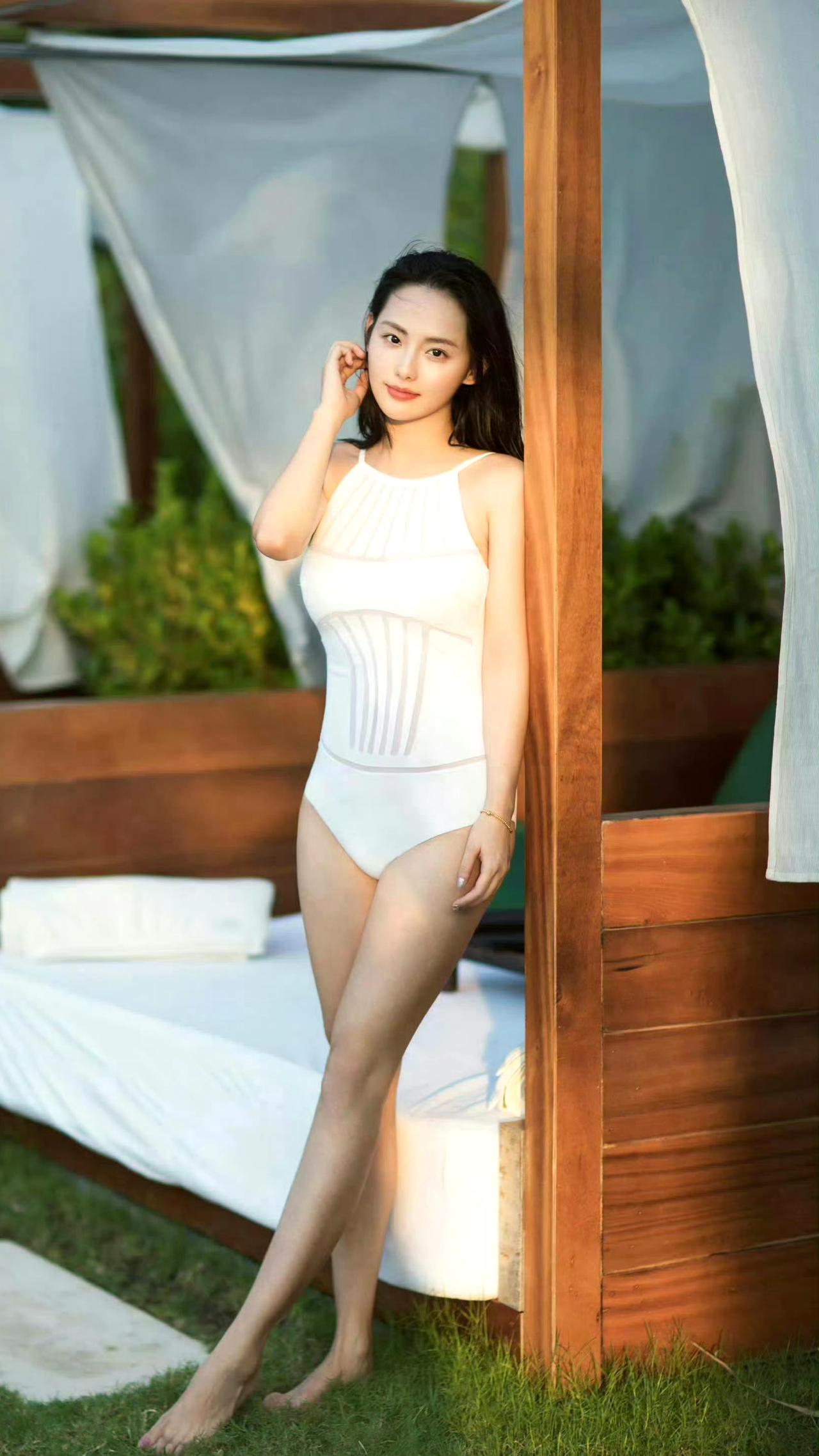 张嘉倪这组美照太绝了！白裙氛围感直接拉满！张嘉倪的颜值和状态真的太能打了！这