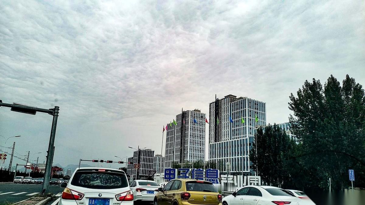 国家队真的来了。就在石家庄鹿泉，和平西路边上那个，跟小山脉一样连绵起伏的建筑群