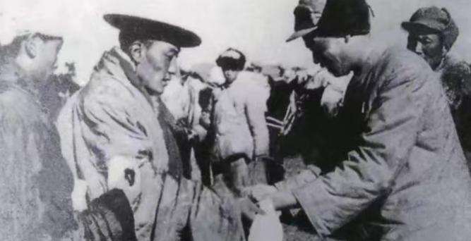 1951年，驻守边疆阿里的部队因为缺粮导致全军命悬一线，战士阿贡救了整个部队，不