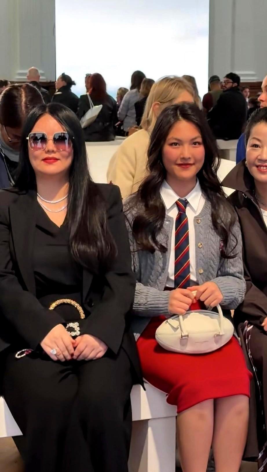 《爸爸去哪儿》那个笑起来眼睛弯弯的小女孩，现在照片里找不到了。不是她变了，是她