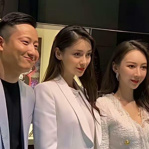 演唱会上的叶珂和杨颖同框啦！现场她们的状态都备受关注。尤其是图三，把两人的状态展