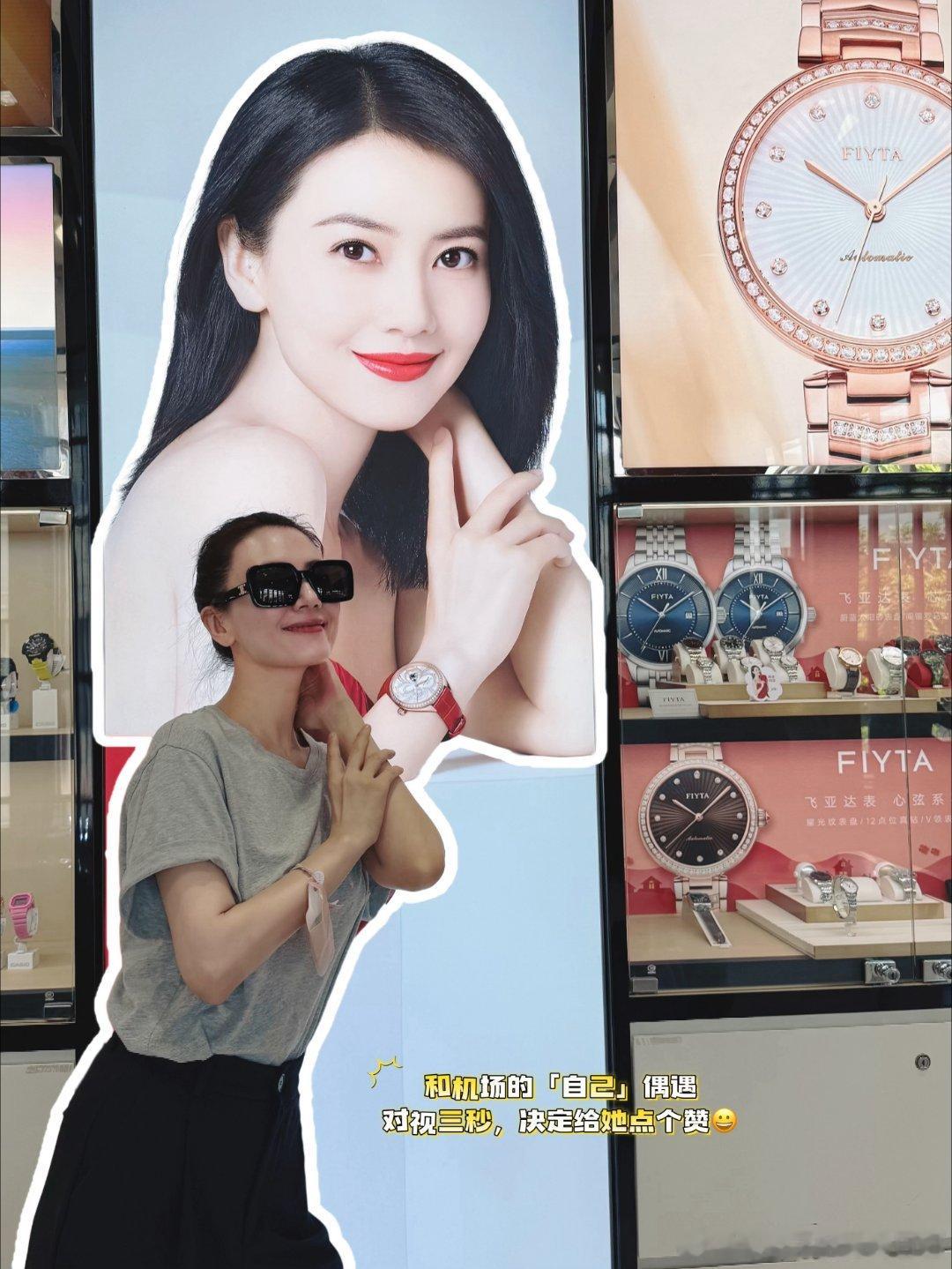 看出来高圆圆很努力在自拍了怼脸拍、仰拍全安排，素颜怼镜都抗打，努力的美女果然赢麻