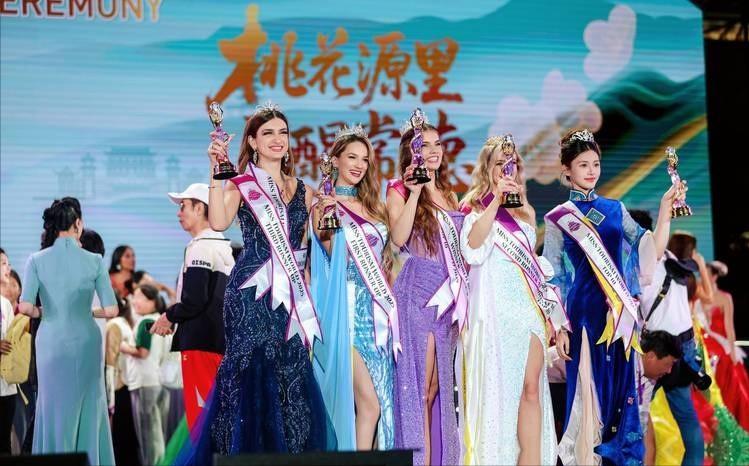 谁敢信，一个天天跟钢筋混凝土打交道的土木工程女大学生，陪闺蜜去参加选美，结果闺蜜