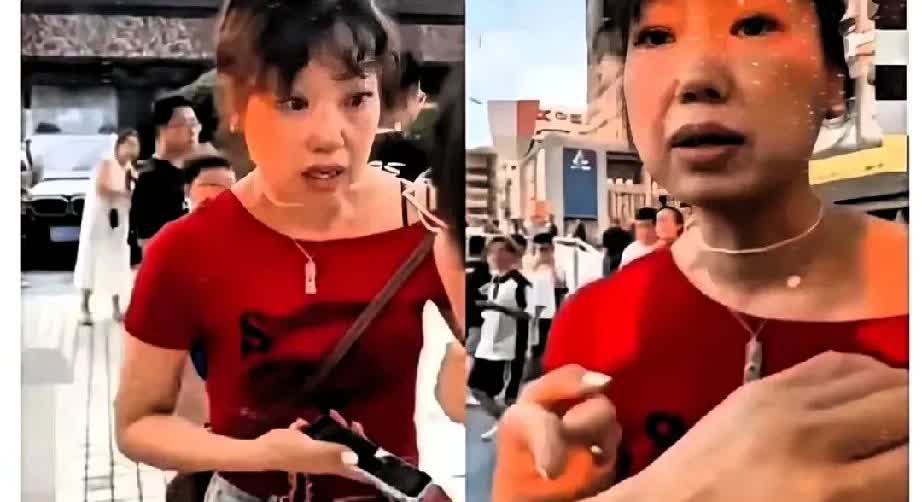 重庆洪崖洞是重庆著名的网红打卡地，来重庆旅游的游客基本上都会来这里拍照留念。