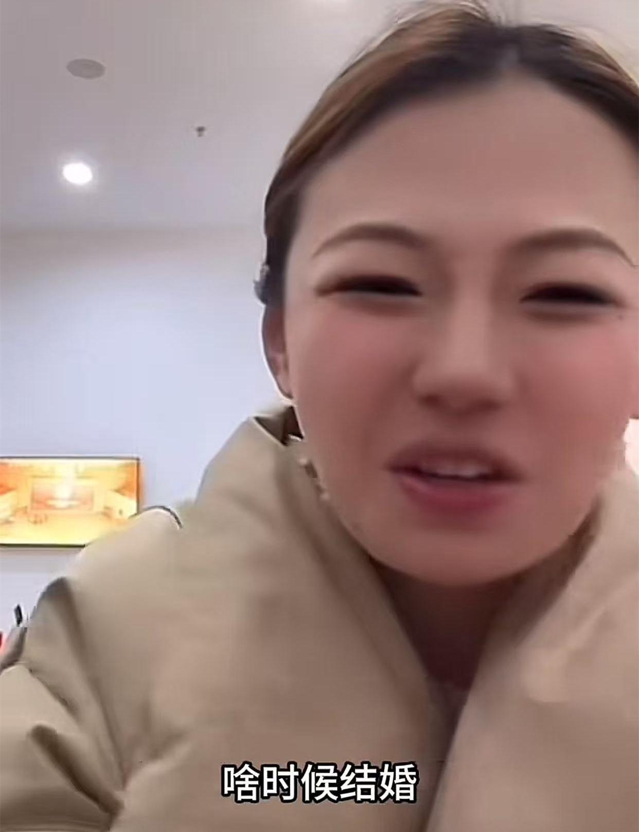 直播里网友突然问赵芸一啥时候结婚。空气凝固了半秒。就半秒。旁边陶婉岚胳膊肘