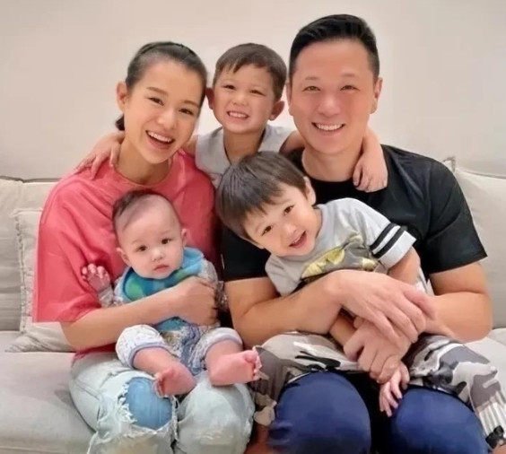 2021年，胡杏儿担忧地对丈夫李乘德说：“我又怀孕了，要还是个儿子怎么办？”还没