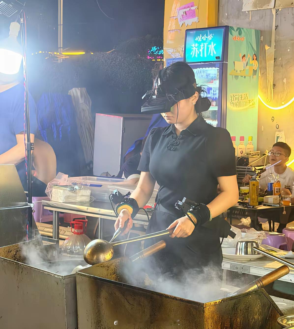 这是什么设备？有不少夜市摊主都佩戴这个！