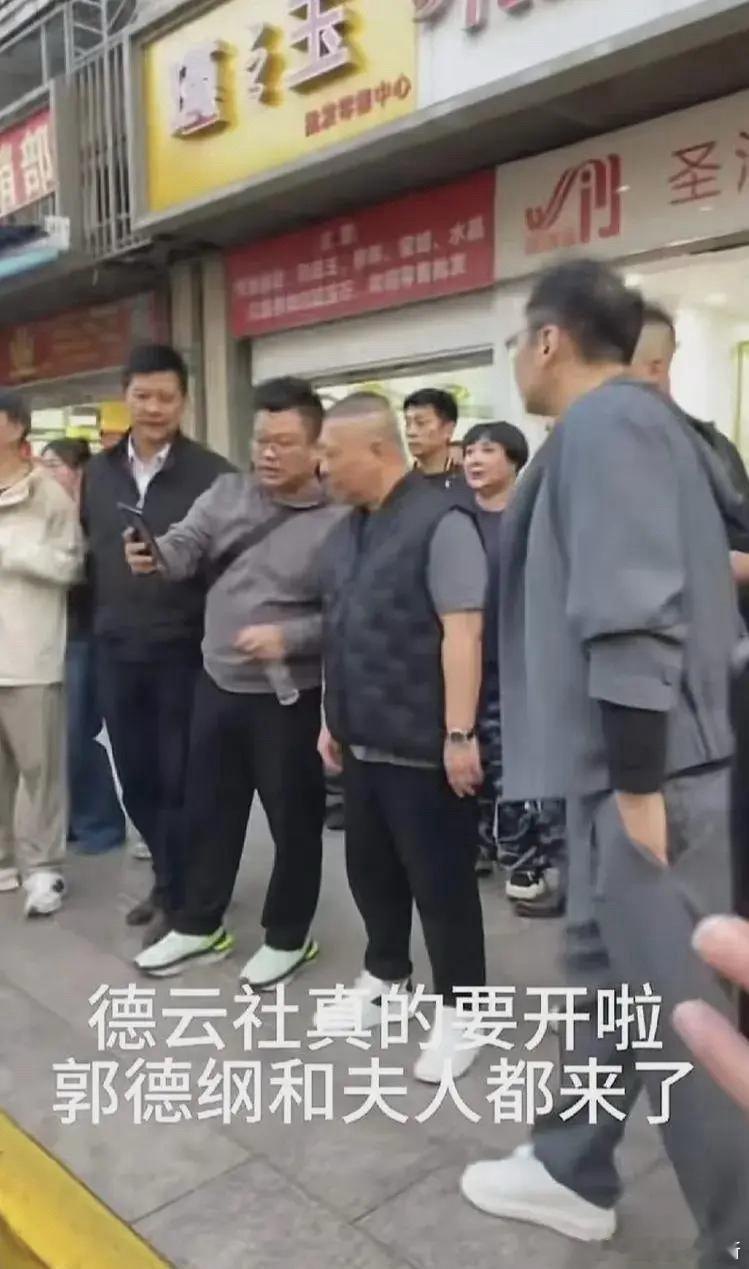 郭德纲与王惠一起现身上海德云社考察，看来上海德云社真的要开业了，王惠头发剪短了，