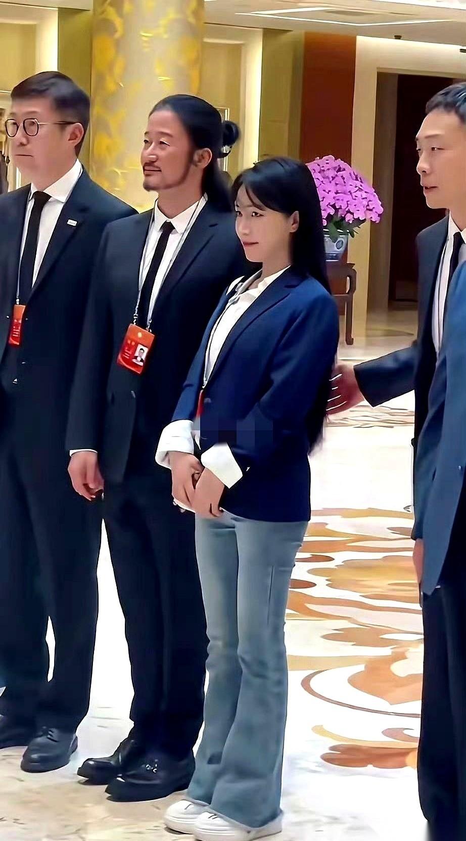 吴京这头发一扎，留起小辫儿，我还寻思这是哪位道长下山了。一身中式盘扣，往李子柒