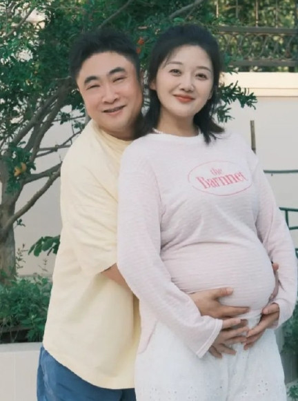41岁乔杉曝妻子即将生三胎，带俩女儿别墅里拍孕妇照，被嘲想要儿子，不过想儿女双全