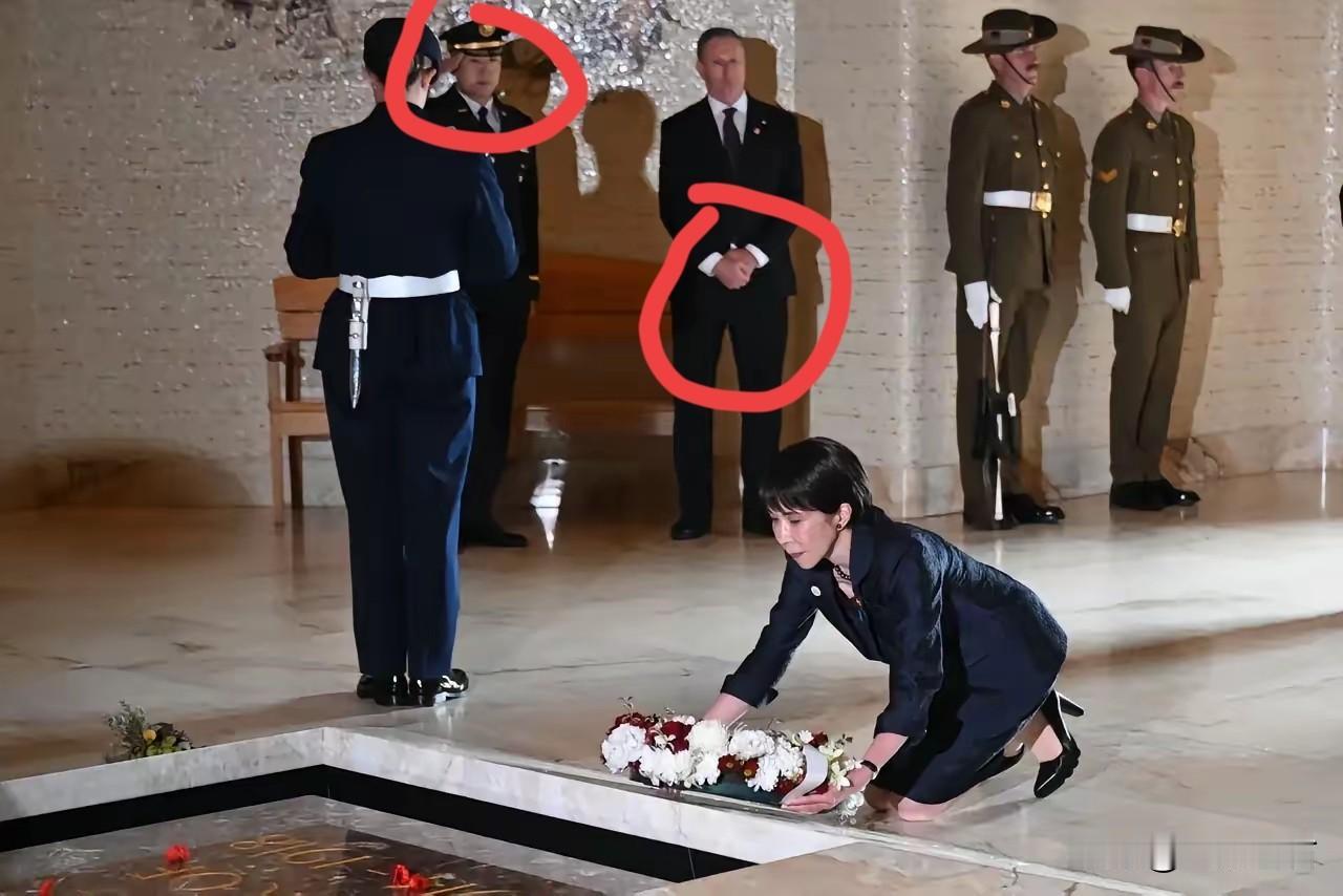 日本首相高市早苗在澳大利亚跪拜的那一刻，三组肢体语言把真实立场暴露得干干净净。