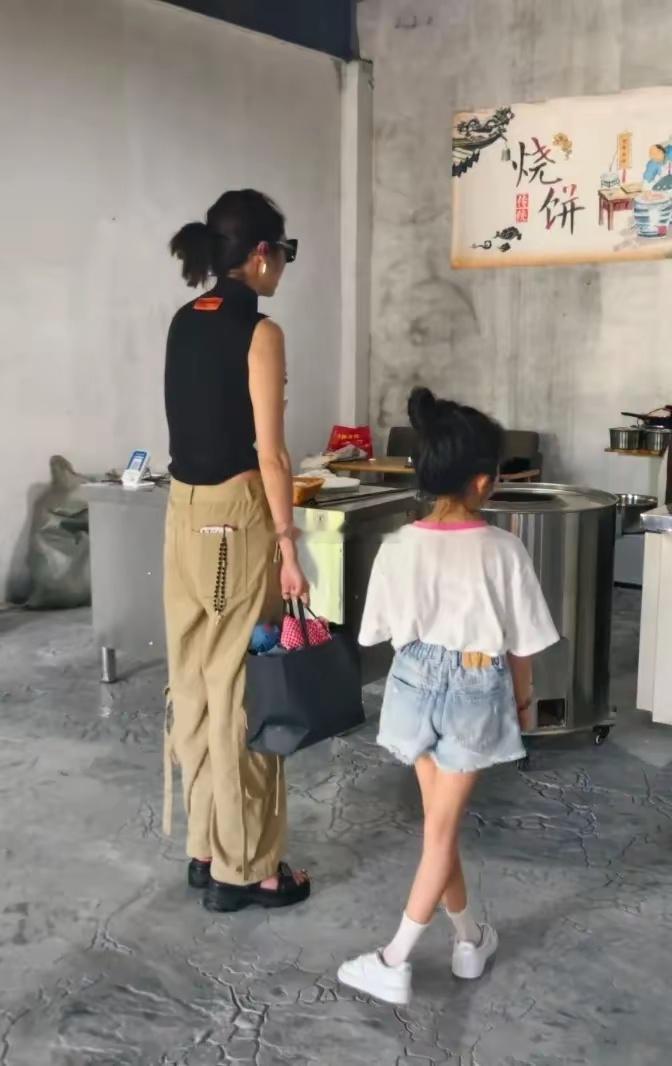 颖儿出院带女儿游莫干山买烧饼，小月亮腿细长！！！​​​