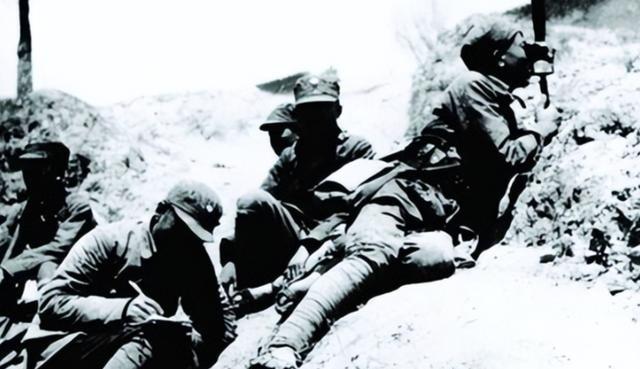 1939年，15岁的李成二趁夜色给八路军送情报，突遇1只饿狼，他手脚并用爬到树上