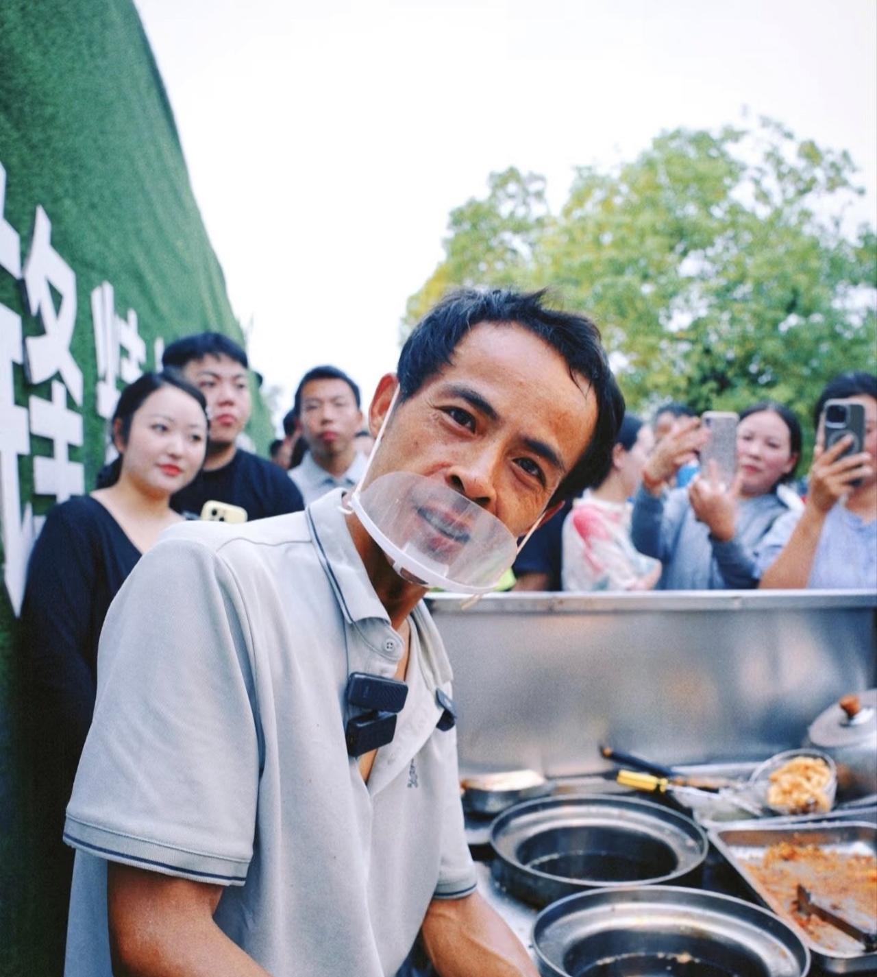 在景德镇摆摊的姐妹跟我说了个事儿。她说国庆这几天鸡排哥从下午两点忙到六点多，累