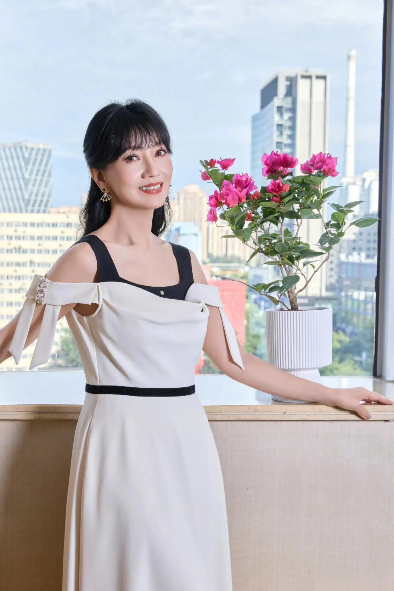 9月8日，演员赵雅芝在个人社交平台分享了一组近照。照片中，72岁的赵雅芝妆发精致