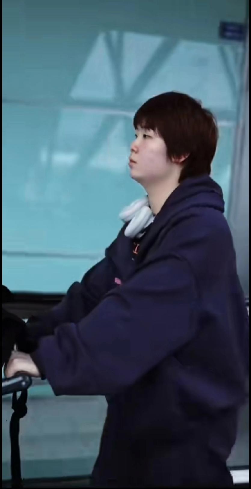 蒯曼回成都闭关，遗憾藏着成长的底气刷到刚从澳门返程的蒯曼，脖子上挂着耳麦，