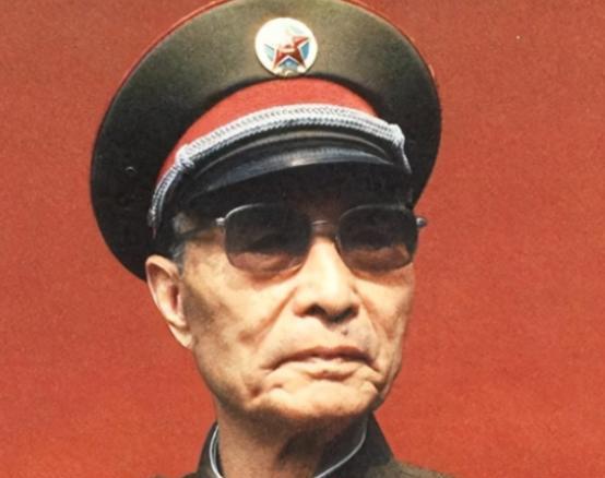1964年，张爱萍将军到酒泉某基地视察，突然，他发现有10多名背着斜挎包的战士站