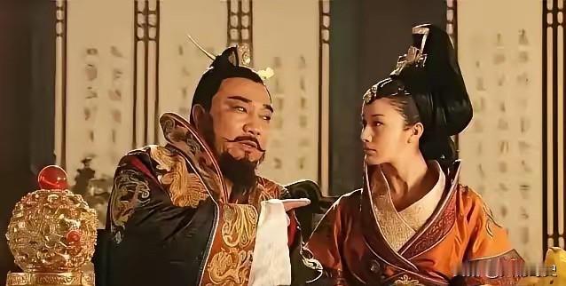 912年六月，洛阳行宫热得像蒸笼。朱温半夜睡不着，传儿媳王氏进来打扇。王氏只披一