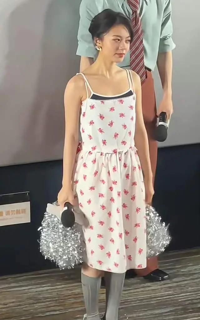 建议赵今麦赶紧扔掉这双灰袜子吧，不仅不好看，还显得整个人都不香了。她的造型师也真