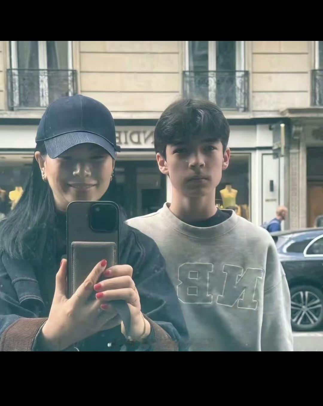 模特吕燕和她的混血儿子的正面照！想想当年她刚进模特圈的时候都不看好她，甚至很多