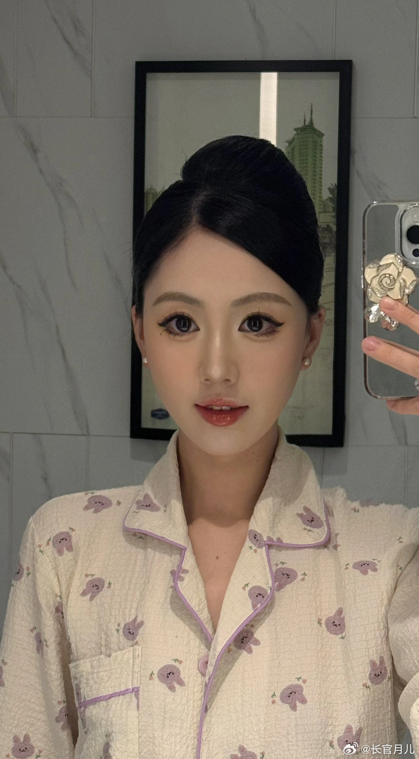 卸妆了，一样美。​​​