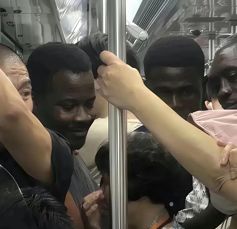 黑人讲不讲卫生，平时洗不洗澡，这个事儿还真的难说，不过像这几个黑人把地铁大妈都搞