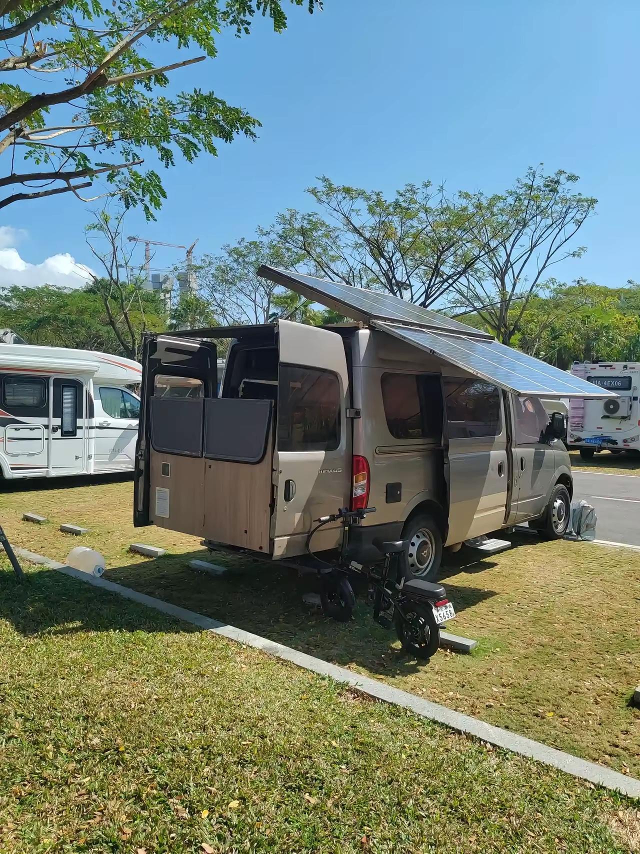 网上黑房车、床车自驾的人，突然多了起来。说他们占公共资源、不消费、脏乱差。听