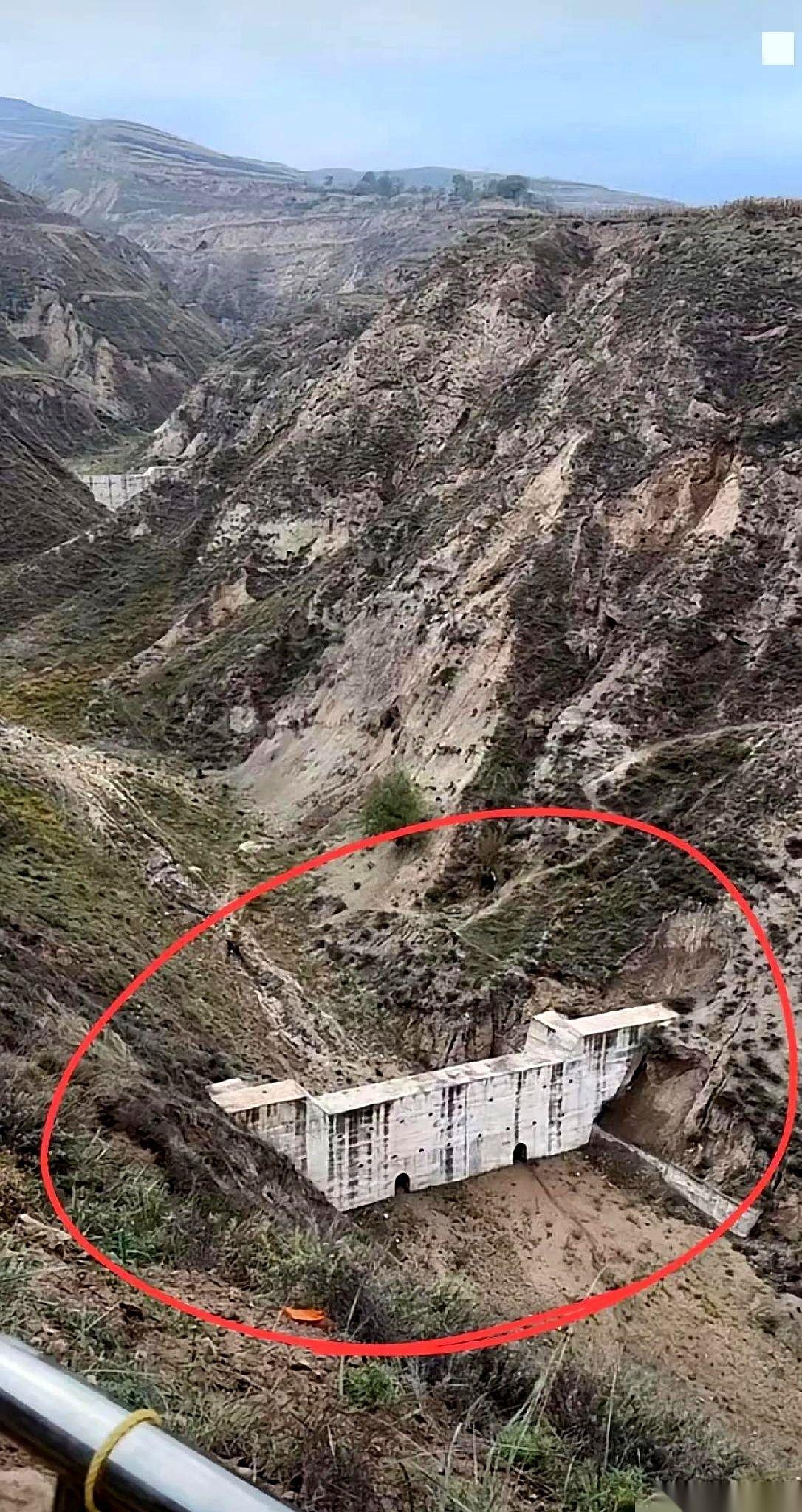 第一眼看到这图，我跟你们想的一样。钱是真多啊，烧的吧？一条快干死的河，修这么大