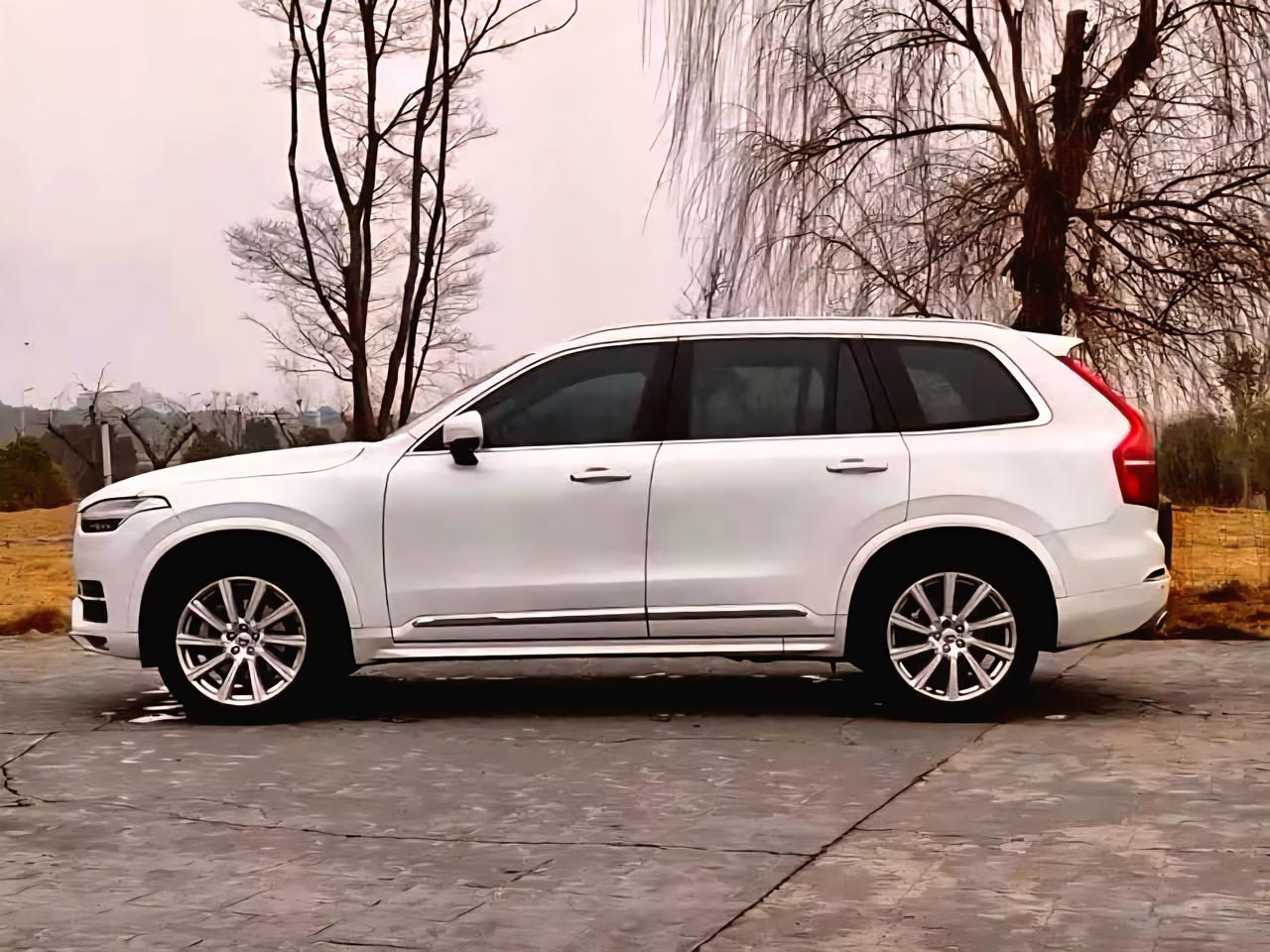 这是一台翻新过的17款沃尔沃xc90至尊。这台车的最大特点就是它的很多零配件都经