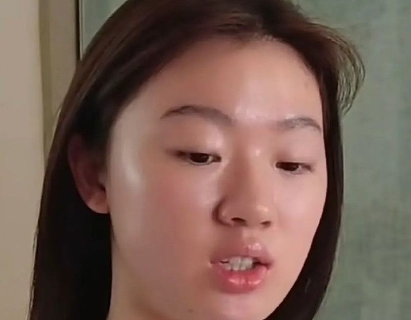 一直以为单依纯有着超凡魅力，当看到她素颜，所谓明星光环瞬间破碎。褪去精致妆容，原