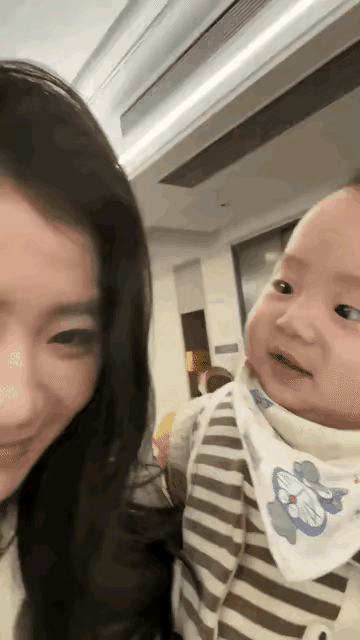 温馨一刻这娃看妈妈的眼神确定了这就是我在天上挑的好妈妈[赞]