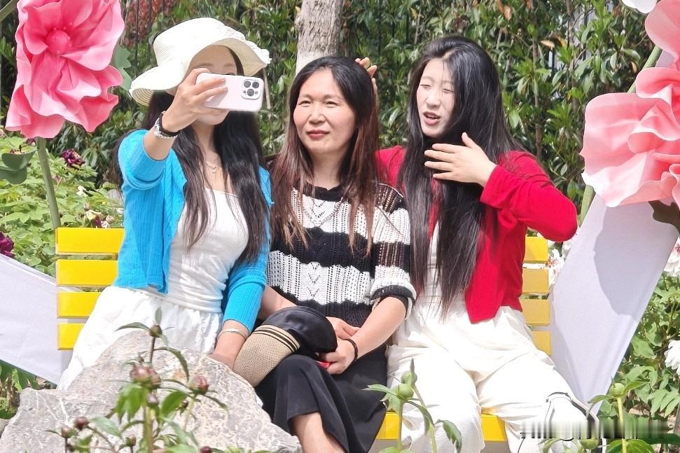 公园里，那真是一片春的海洋，游人都陶醉其中。瞧那樱花，粉粉嫩嫩的，一团团簇拥在一