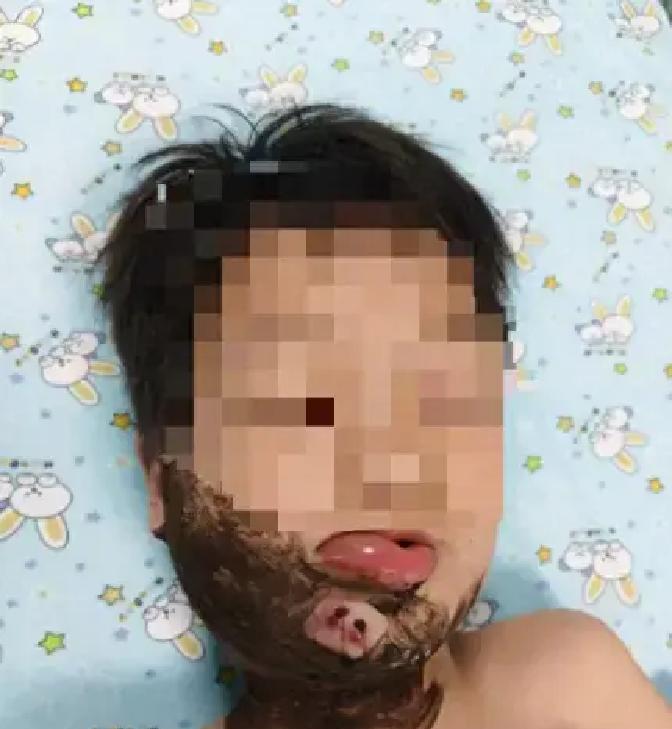 悲剧还是发生了！湖北襄阳，一8岁男童傍晚在浅滩踩水嬉闹时，一条细长黑影猛地从浑浊