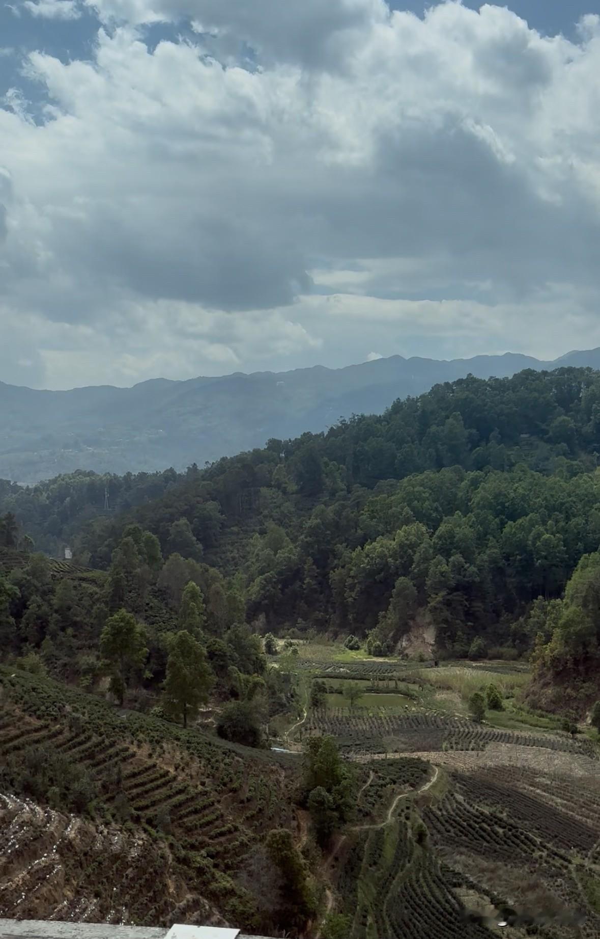 昨天我们从芒市出发去临沧，在客运站坐的大巴，大约用了五个多小时（加上中间吃饭）。