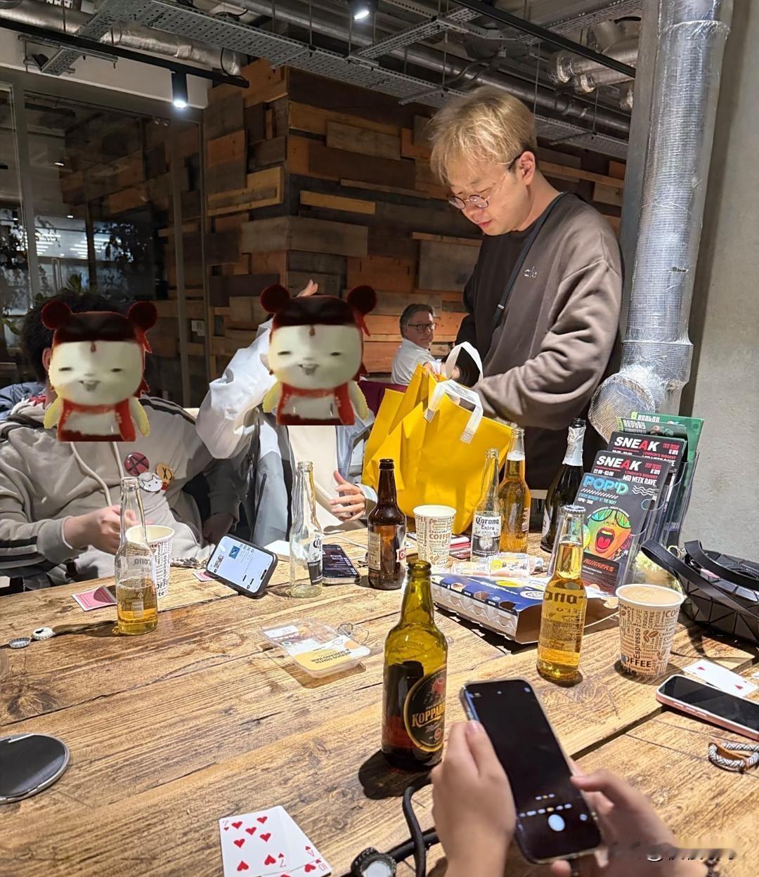 杜海涛到英国伦敦留学，迎接中秋节的到来，他亲自给宿舍楼的同学送烤鸡和月饼，本人真