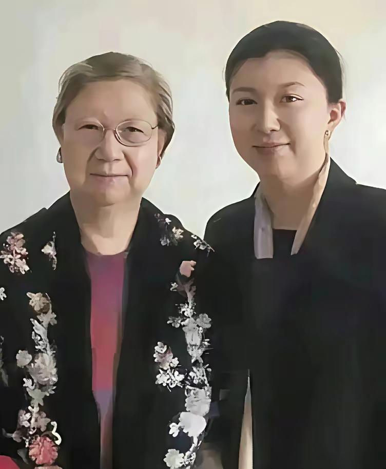 这张珍贵合影，定格了85岁的刘思齐与女儿温情同框的瞬间。岁月虽染白青丝，却沉淀出