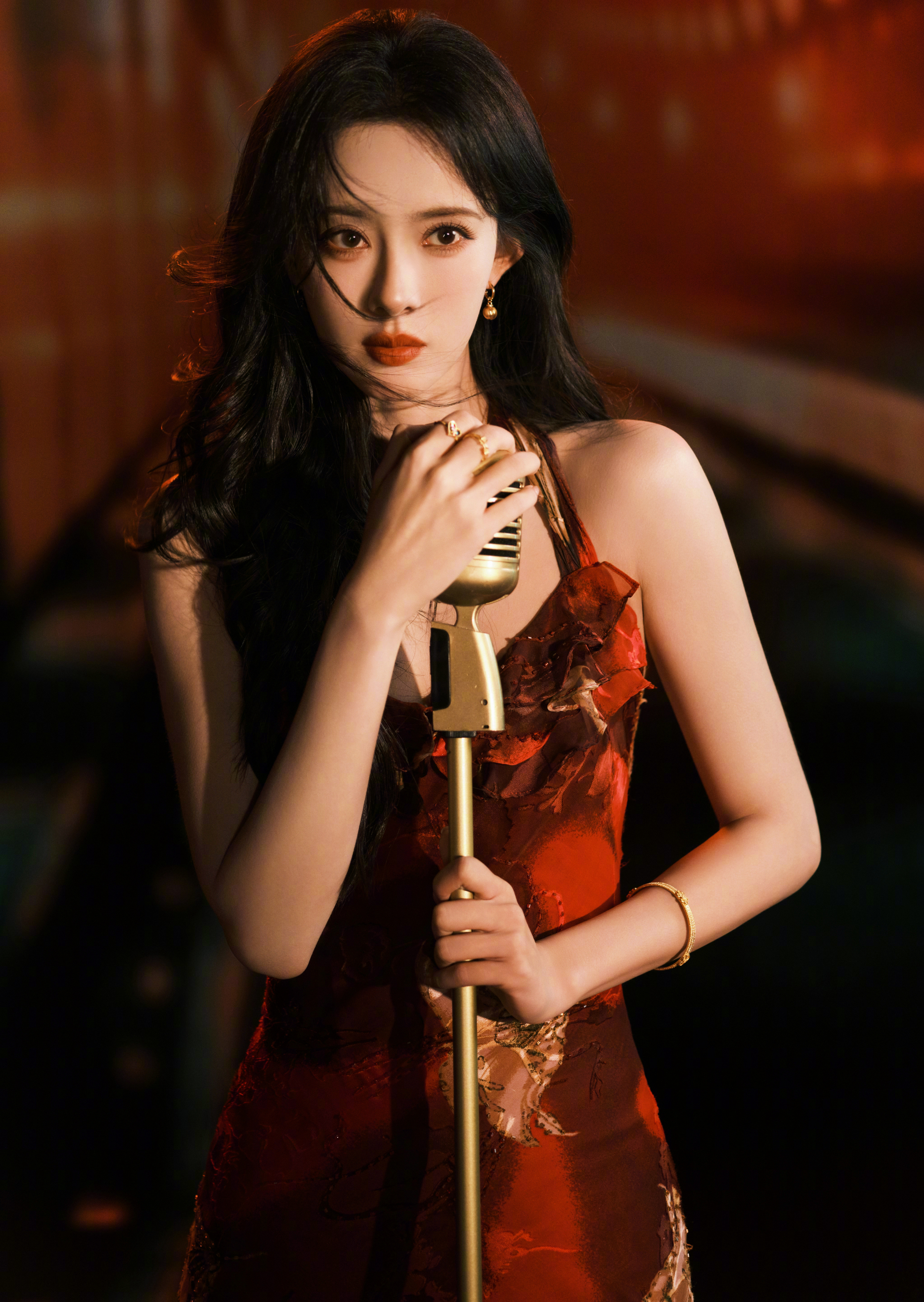 孟子义出镜《你好星期六》最新一期。NinaAustinVintage红色渐变