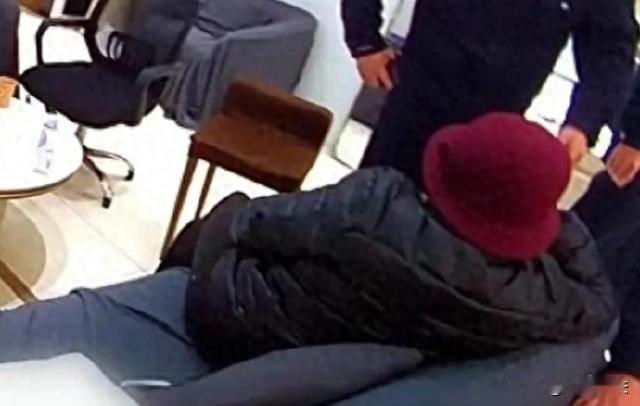 上海，一位68岁的阿姨，在短视频平台交到了一位男友，阿姨可喜欢这个男子了，甚至准