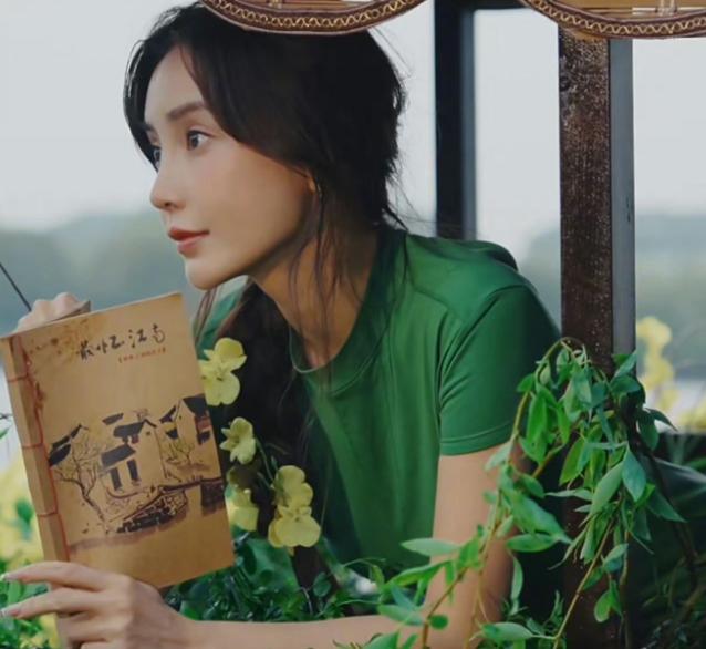 Angelababy最新封面大片惊艳出圈，江南烟雨氛围感直接拉满！ 5月