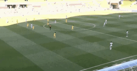 国足0-2喀麦隆，看完比赛三点切身感受：第一：中国队跟喀麦隆差距太大，不管是身