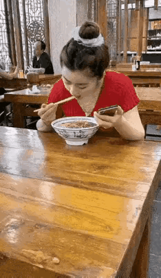 小姐姐，你这就不厚道了！既然都吃到嘴里了，干嘛还要吐出来，你这让对面的小哥哥还咋