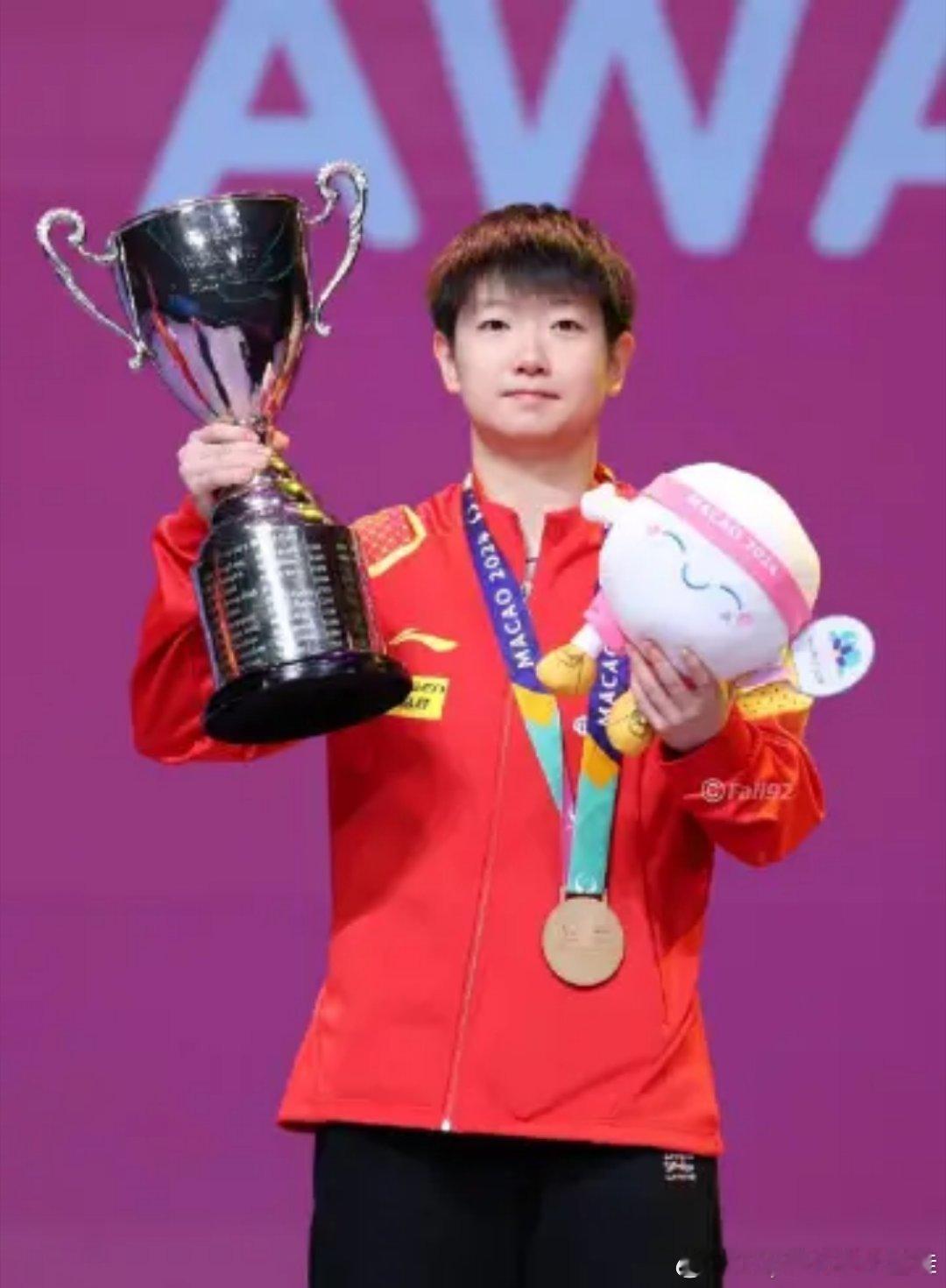 孙颖莎说赢从来都不轻松从青奥会那个眼神稚嫩却坚定的少女，到如今稳坐世界第一的“